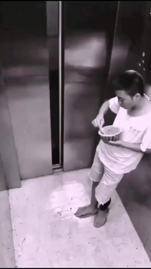 吃瓜不下电梯,揭秘现代都市生活困境